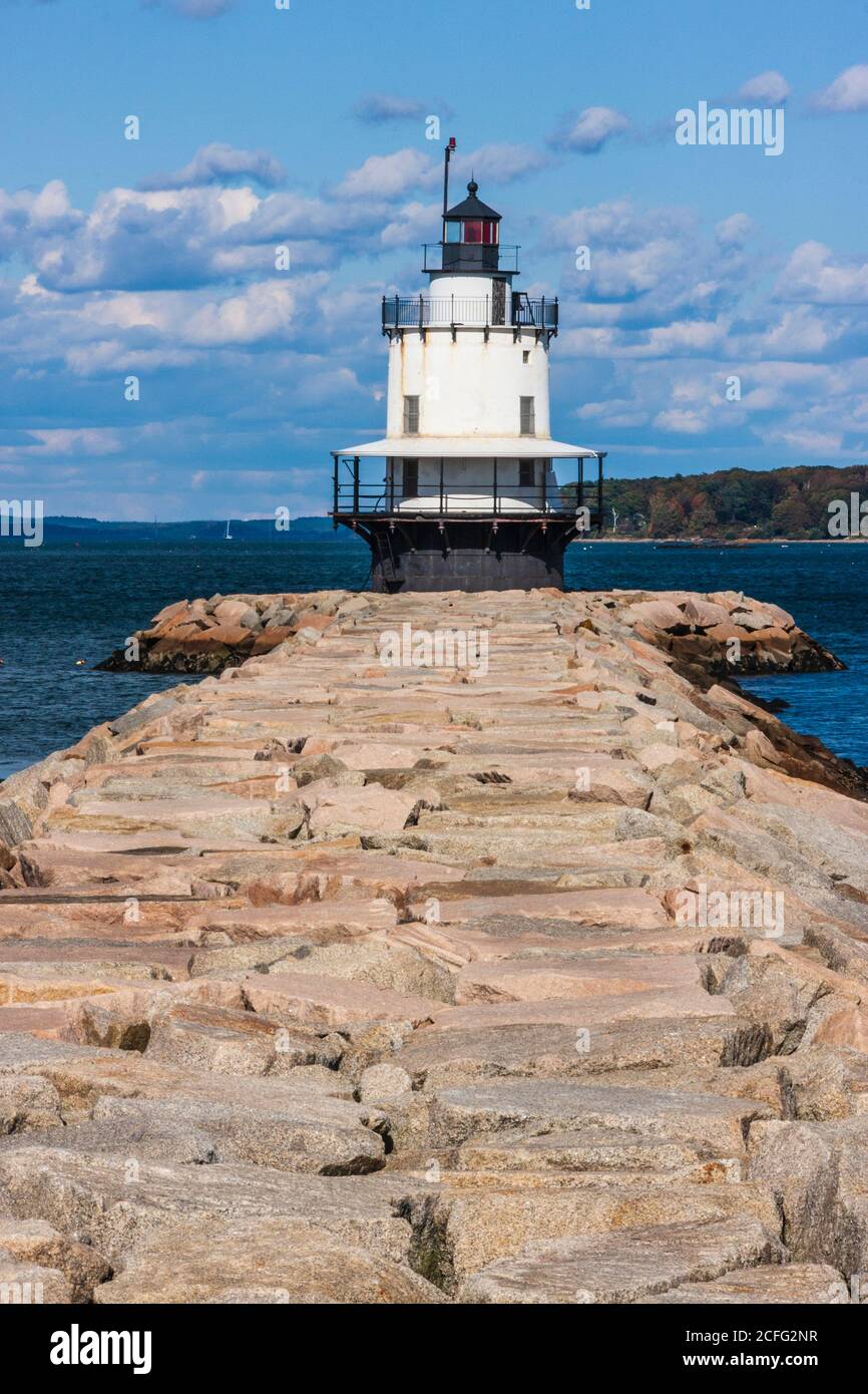 Spring Point Ledge Lighthouse auf einem Wellenbrecher in Casco Bay, bei Portland Harbor, Portland, Maine, wurde 1897 gegründet. Stockfoto