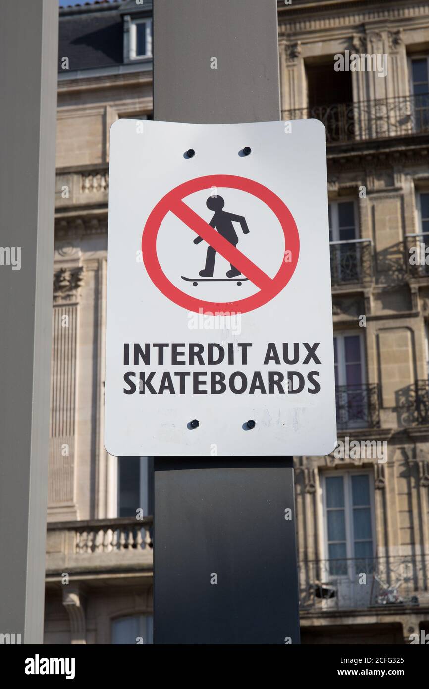 Stadt Zeichen schreiben in französisch interdit aux Skateboard Bedeutung in  englisch kein Skateboarding Stockfotografie - Alamy