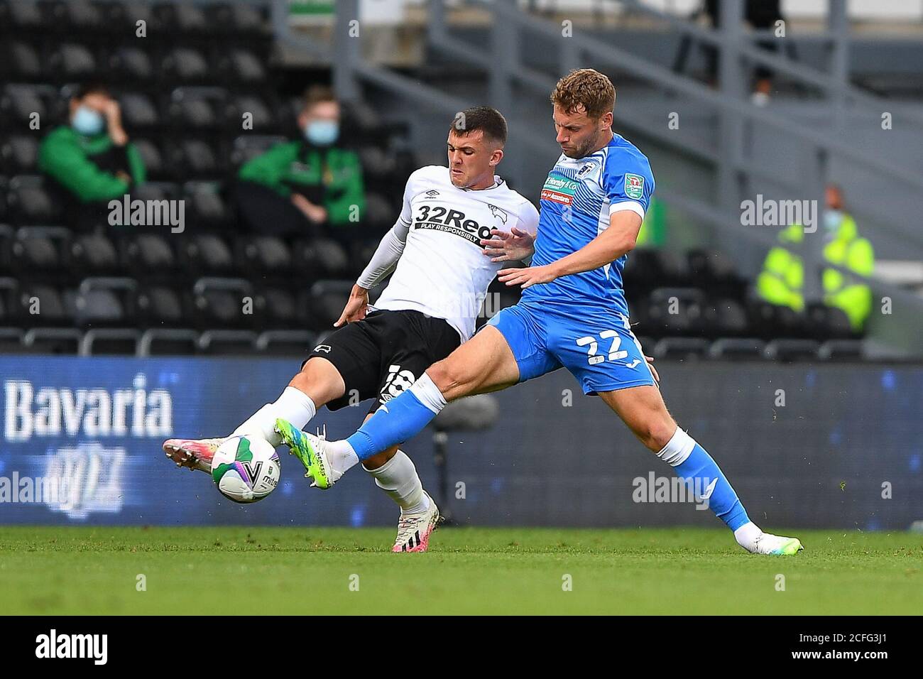 DERBY, ENGLAND. 5. SEPTEMBER Jack Hindle of Barrow kämpft mit Jason Knight of Derby County während des Carabao Cup-Spiels zwischen Derby County und Barrow im Pride Park, Derby (Kredit: Jon Hobley - MI News) Kredit: MI News & Sport /Alamy Live News Stockfoto