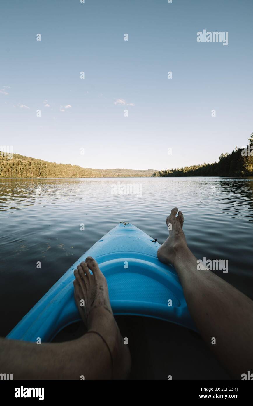 Crop barfuß Entdecker Entspannen auf dem Boot während der Fahrt auf dem Fluss im La Mauricie Nationalpark in Quebec, Kanada Stockfoto