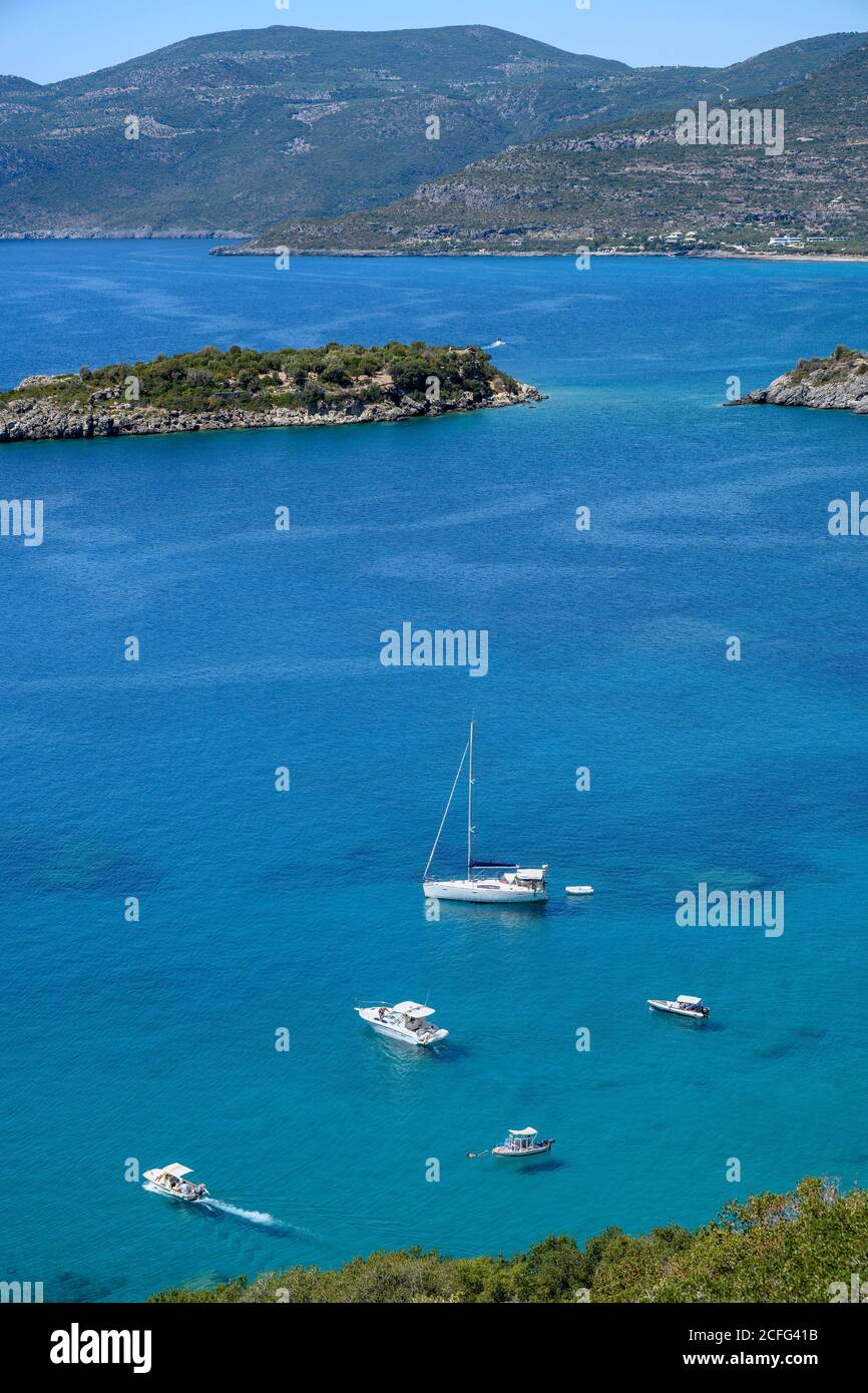 Jachten in Kalamitsi Bucht in der Nähe des Dorfes Kardamiyli, Messinian Mani, Süd-Peloponnes, Griechenland. Stockfoto