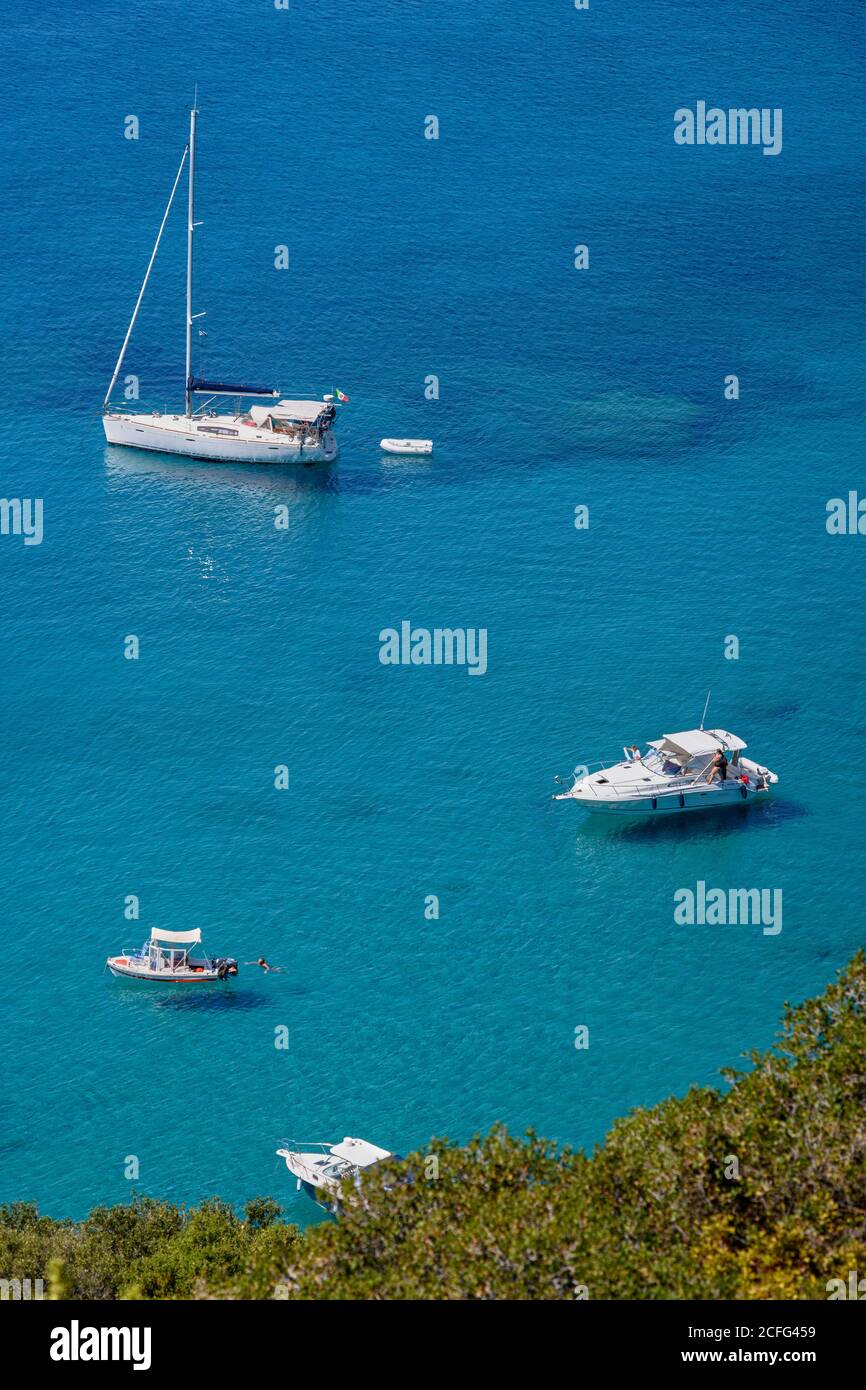 Jachten und Vergnügungsboote in Kalamitsi Bucht in der Nähe des Dorfes Kardamiyli, Messinian Mani, Süd-Peloponnes, Griechenland. Stockfoto