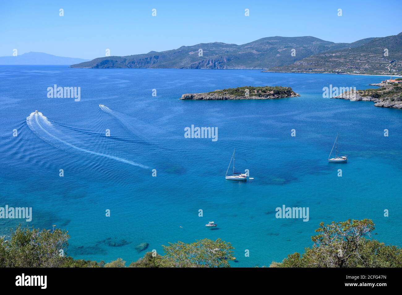 Jachten in Kalamitsi Bucht in der Nähe des Dorfes Kardamiyli, Messinian Mani, Süd-Peloponnes, Griechenland. Stockfoto