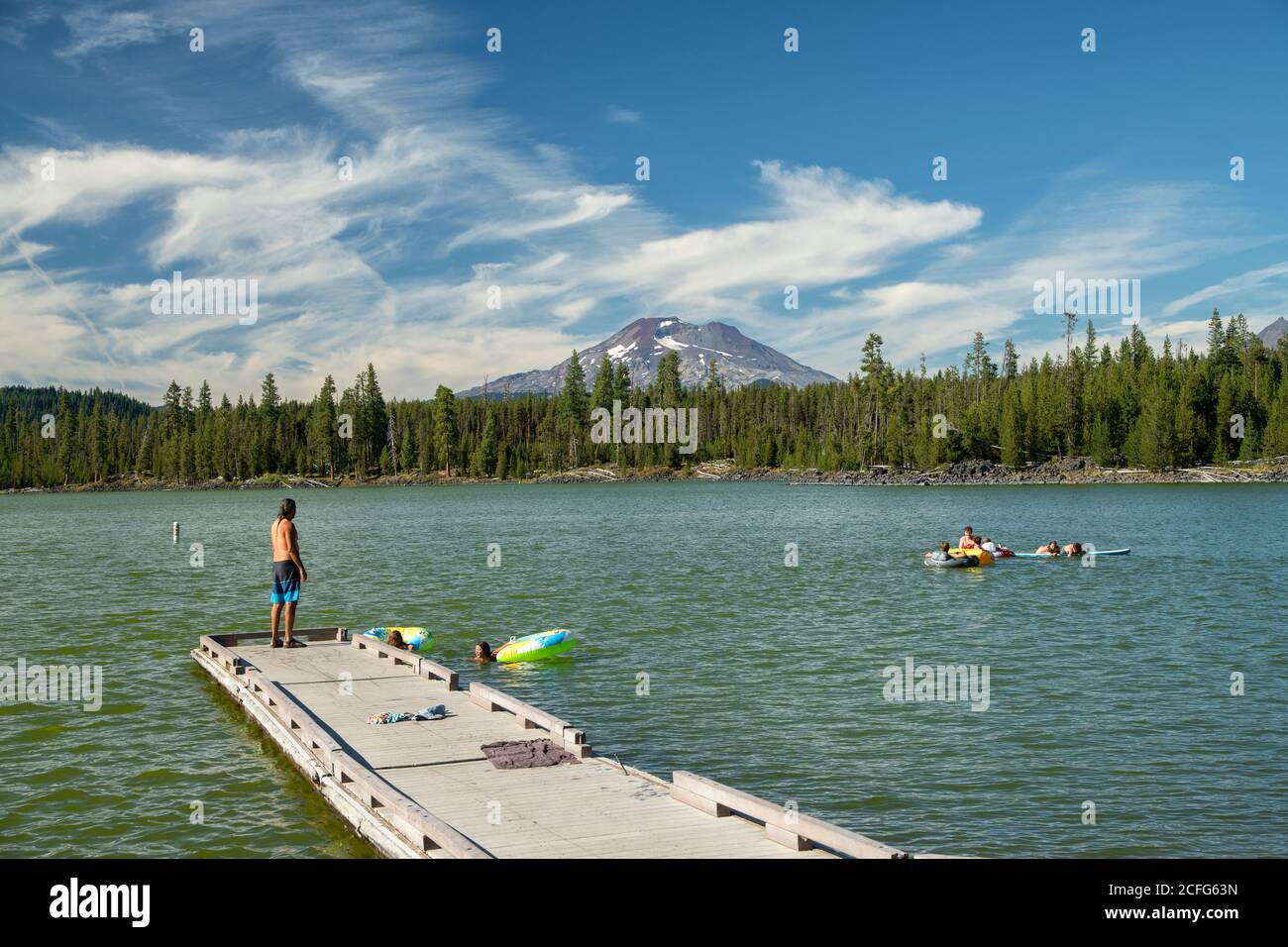 USA, Pazifischer Nordwesten, Oregon, Deschutes County, Deschutes National Forest, Lava Lake , Menschen baden Stockfoto