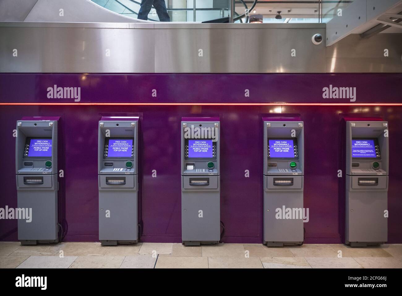 Reihe von kostenlosen Bargeldabhebungen Geldautomaten Stockfoto