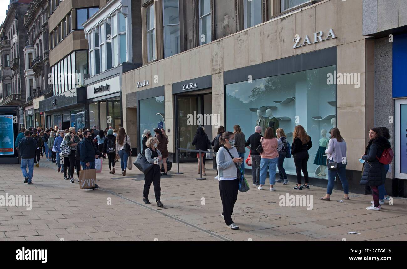 Edinburgh, Schottland, Großbritannien. September 2020. Princes Street Geschäfte lange gesellschaftlich distanzierte Warteschlangen vor den Geschäften am Samstagnachmittag. Auf dem Bürgersteig außerhalb von Zara bilden die Menschen eine Schlange in U-Form. Quelle: Arch White/ Alamy Live News. Stockfoto