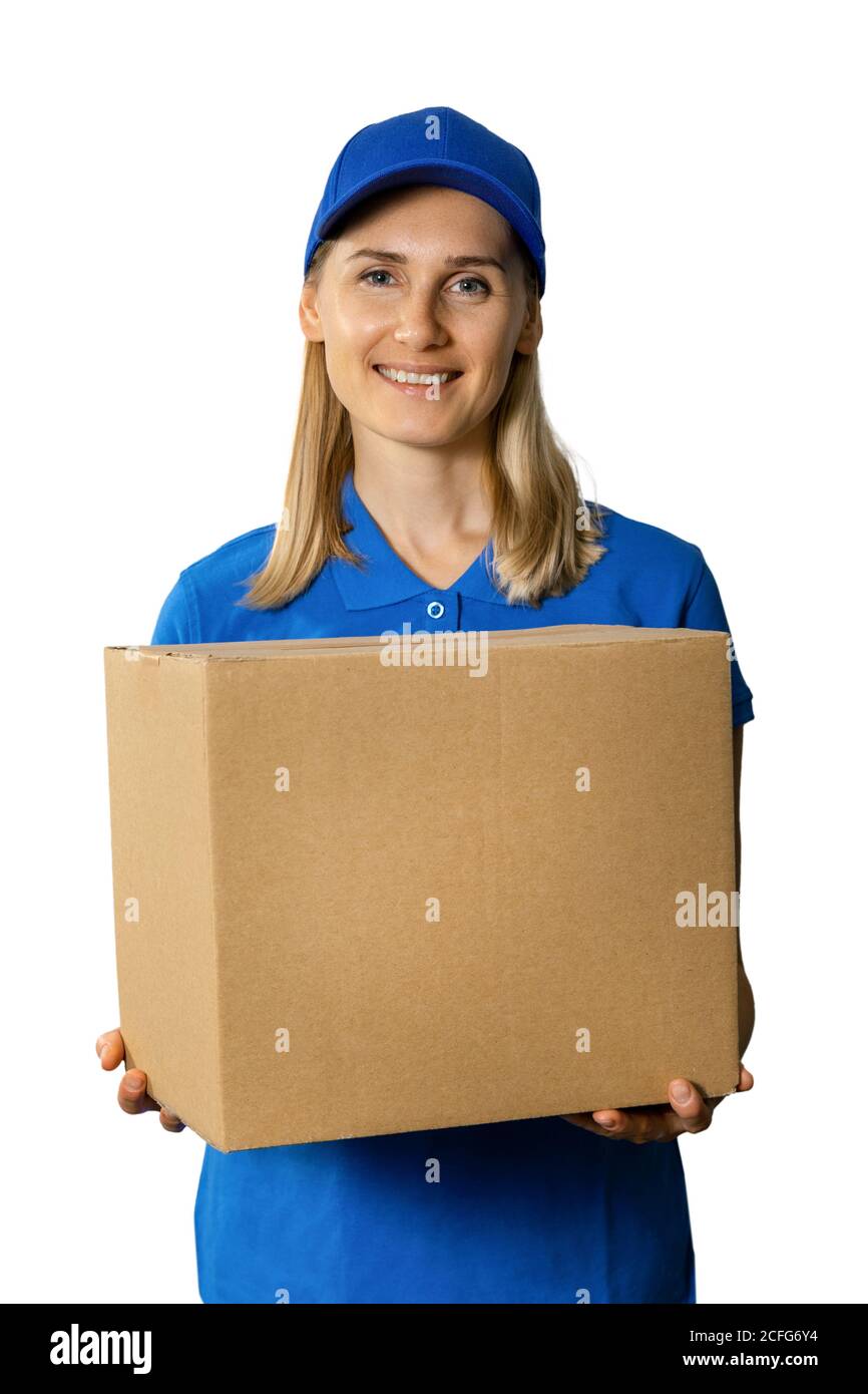 Lieferservice - glückliche junge Deliverywoman in blauer Uniform halten Karton. Isoliert auf weißem Hintergrund Stockfoto
