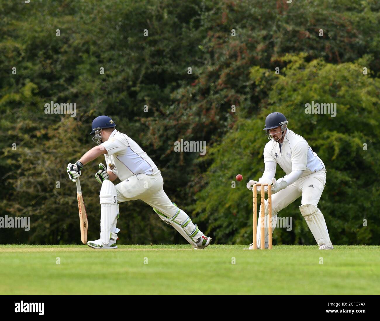 Ein Batsman in Aktion in der Derbyshire und Cheshire Cricket League Spiel zwischen Dinting und Whaley Bridge. Stockfoto