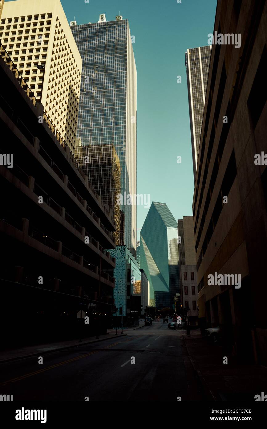 Leere Asphaltkreuzung inmitten großer Glasgebäude mit blauem Himmel auf dem Hintergrund bei Dämmerung in Dallas, Texas, New York Stockfoto