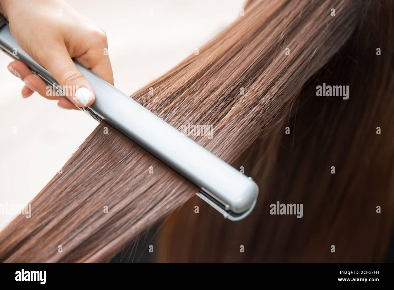 Keratin Erholung und Behandlung mit professionellen Eisen-Tool. Laminiert lange dunkel glänzend Haar Nahaufnahme Stockfoto