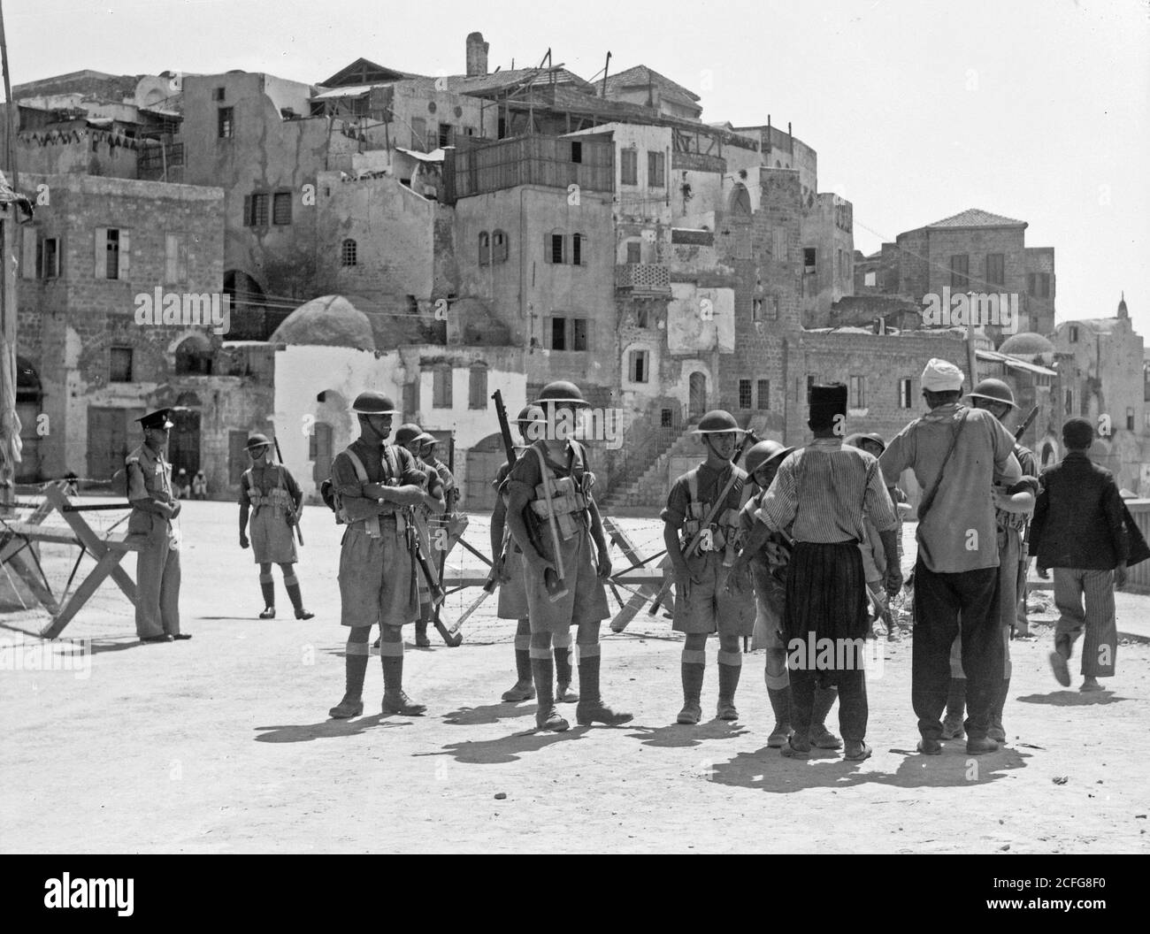 Bildunterschrift: Palästina-Unruhen 1936. Jaffa. Altstadt an der Meeresfront Truppen suchen Einwohner nach Waffen - Ort: Tel Aviv Israel ca. 1936 Stockfoto