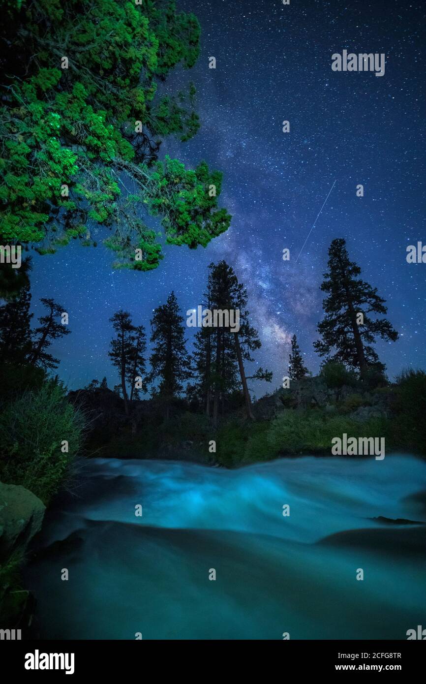USA, Pacific Northwest, Oregon, Deschutes County, Deschutes National Forest, Dillon Falls bei Nacht Stockfoto