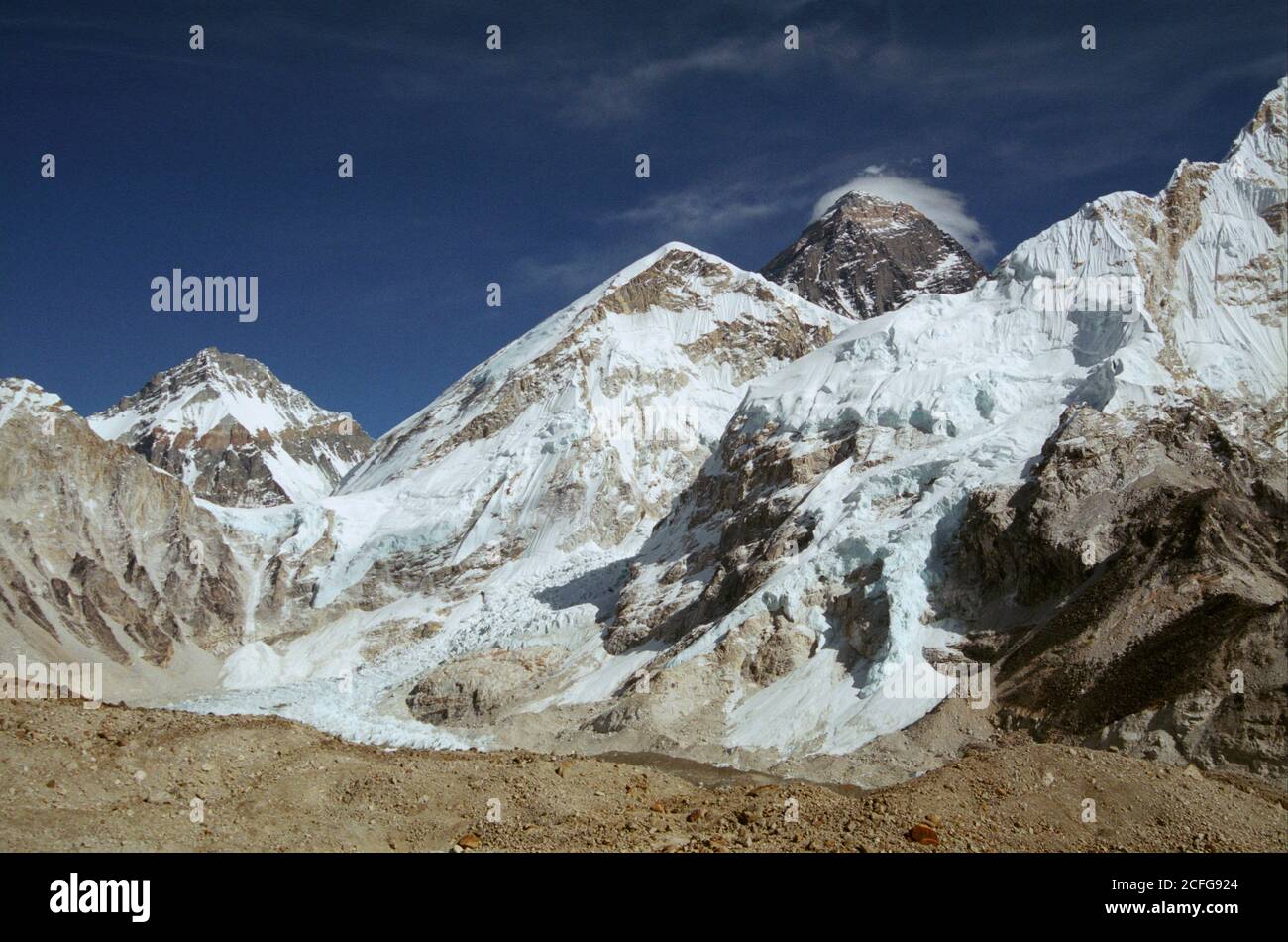 NEPAL Khumbu Gletscher - - Dez. 2005 - Die Oberen des Khumbu Gletscher, einem beliebten Klettersteig auf den Gipfel des Mount Everest (oben rechts) dieser Gletscher Stockfoto