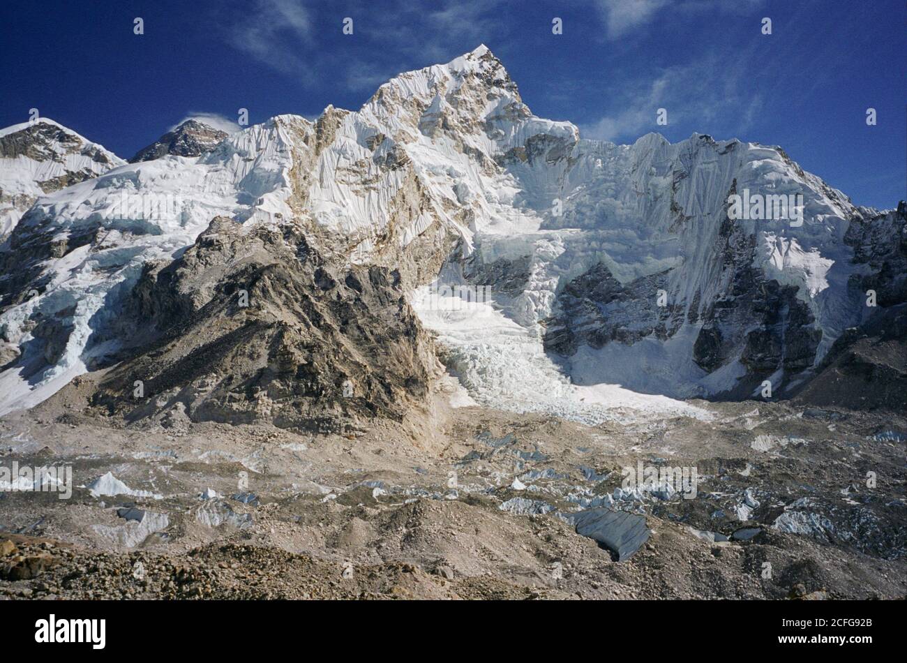NEPAL Khumbu-Gletscher -- Dez 2005 -- der Gipfel des Khumbu-Gletschers, eine beliebte Kletterroute zum Gipfel des Mount Everest (oben links), dieser Gletscher h Stockfoto