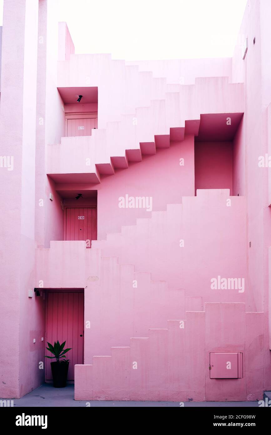 Traditionelle Konstruktion in kräftigem Pink mit Treppen Stockfoto
