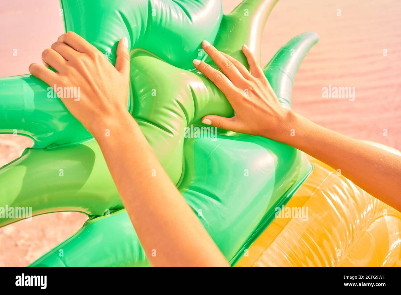 Weibchen mit Luftmatratze im Sommer am Meer Stockfoto