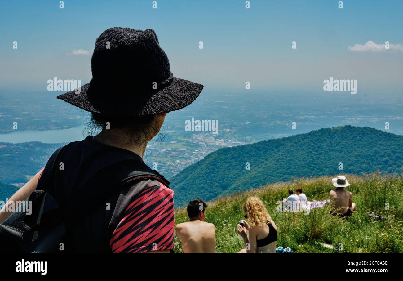 Mädchen oder Frau suchen atemberaubende Panorama von Palanzone Mountain - como - Lombardei Stockfoto