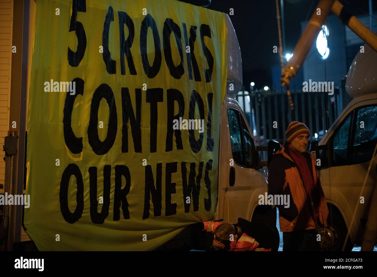 Extinction Rebellion durchgeführt gewaltfreie direkte Aktion zur Blockade News International's Druckwerke zu protestieren Eigentum von Großbritannien durch Oligarchen und ihr Versagen, "die Wahrheit zu sagen" angemessen berichten das Ausmaß der Klimakrise und ihre häufige Unterstützung für Klimaskepsis oder Denialismus. Times, Telegraph, Sun, Mail & Evening Standard waren meist nicht in der Lage, Druckausgaben zu verteilen. Kredit: Gareth Morris/Alamy Live Nachrichten Stockfoto