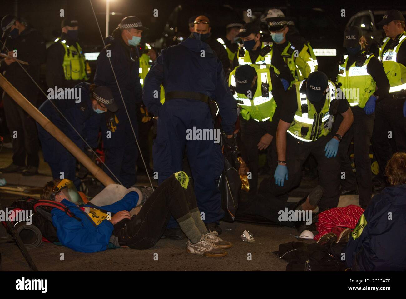 Extinction Rebellion durchgeführt gewaltfreie direkte Aktion zur Blockade News International's Druckwerke zu protestieren Eigentum von Großbritannien durch Oligarchen und ihr Versagen, "die Wahrheit zu sagen" angemessen berichten das Ausmaß der Klimakrise und ihre häufige Unterstützung für Klimaskepsis oder Denialismus. Times, Telegraph, Sun, Mail & Evening Standard waren meist nicht in der Lage, Druckausgaben zu verteilen. Kredit: Gareth Morris/Alamy Live Nachrichten Stockfoto