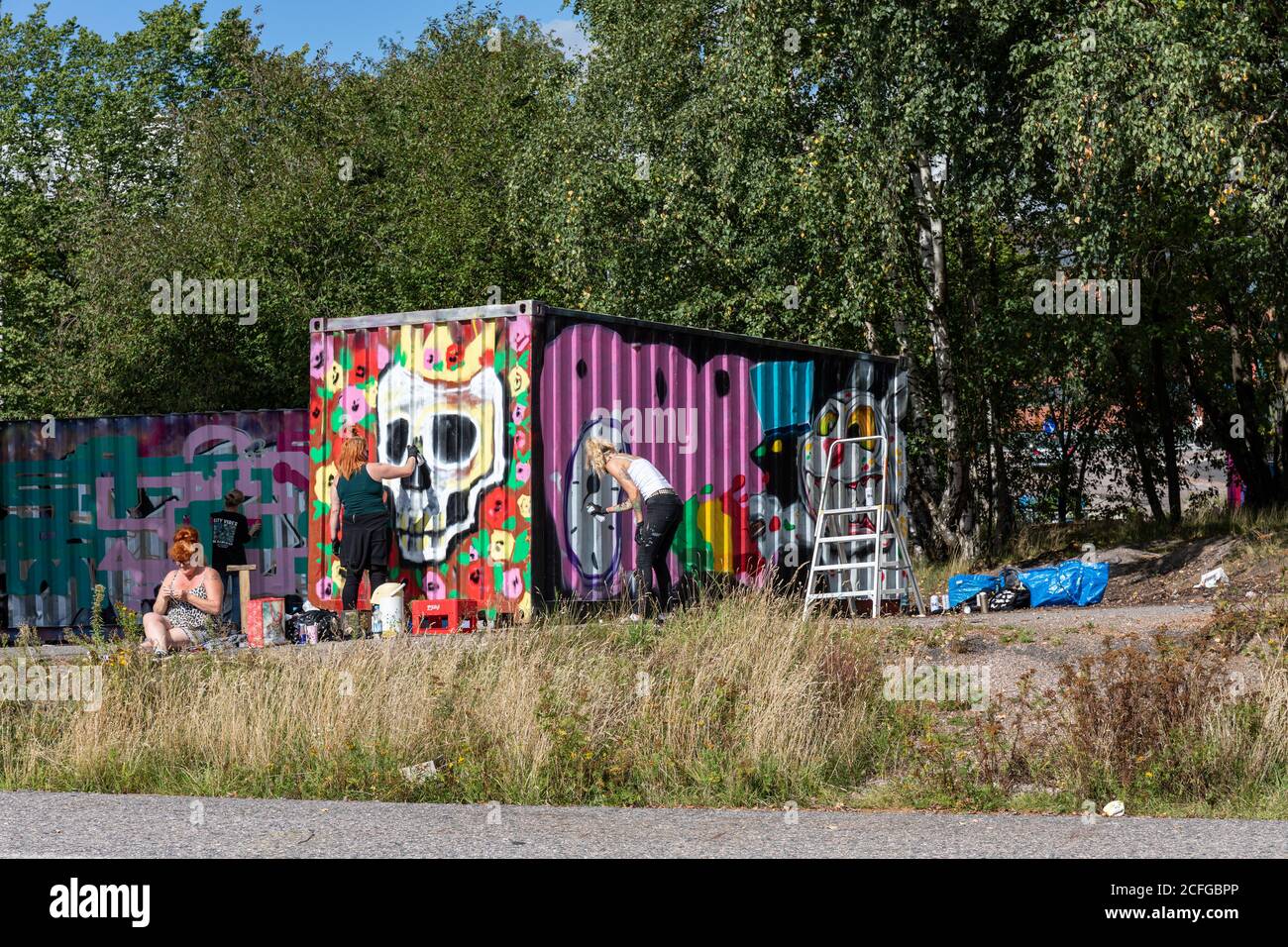Mimmit peinttaa. Weibliche Graffiti-Künstler-Veranstaltung in Suvilahti Wasteland in Helsinki, Finnland. Stockfoto
