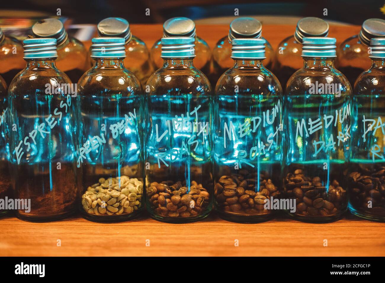 Kaffeesamen in der Flasche auf dem Tisch. Stockfoto