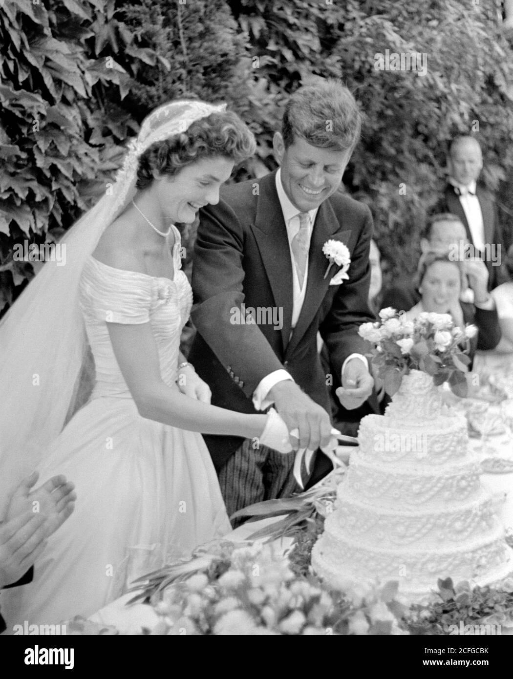 Die Hochzeit von Senator John F. Kennedy mit Jacqueline Bouvier in Newport, RI am 12. September 1953. Das Paar schneidet den Kuchen an ihrem Hochzeitsempfang. Stockfoto