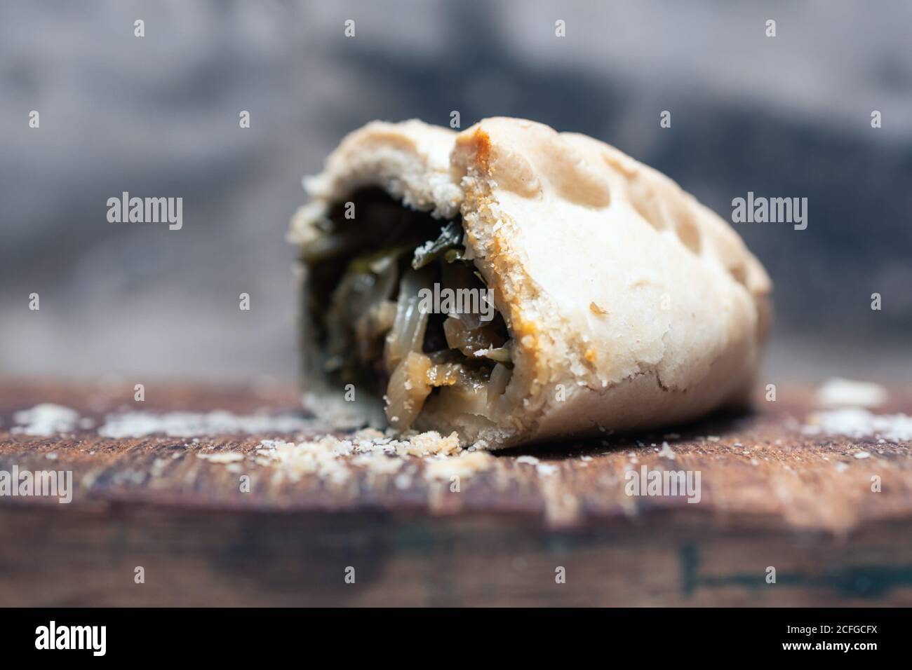Nahaufnahme der Hälfte der geschnittenen kleinen Pie mit leckeren Fleisch und Erbsen auf den Tisch in der Bäckerei gelegt Stockfoto