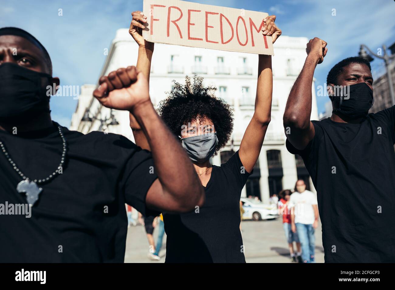 Menschen protestieren bei einer Kundgebung für Rassengleichheit. Schwarze Leben Sind Wichtig. Stockfoto