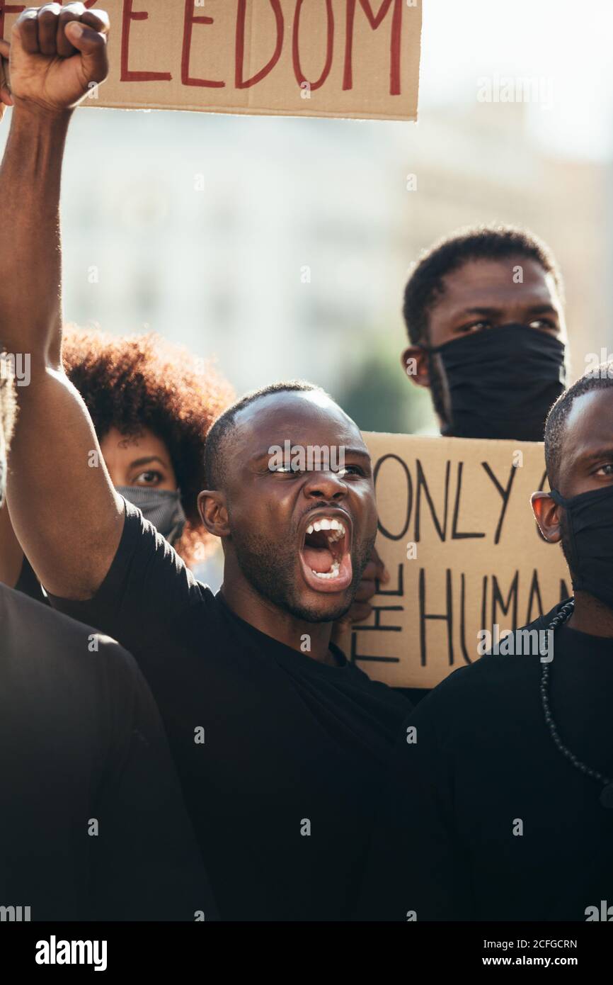 Menschen protestieren bei einer Kundgebung für Rassengleichheit. Schwarze Leben Sind Wichtig. Stockfoto