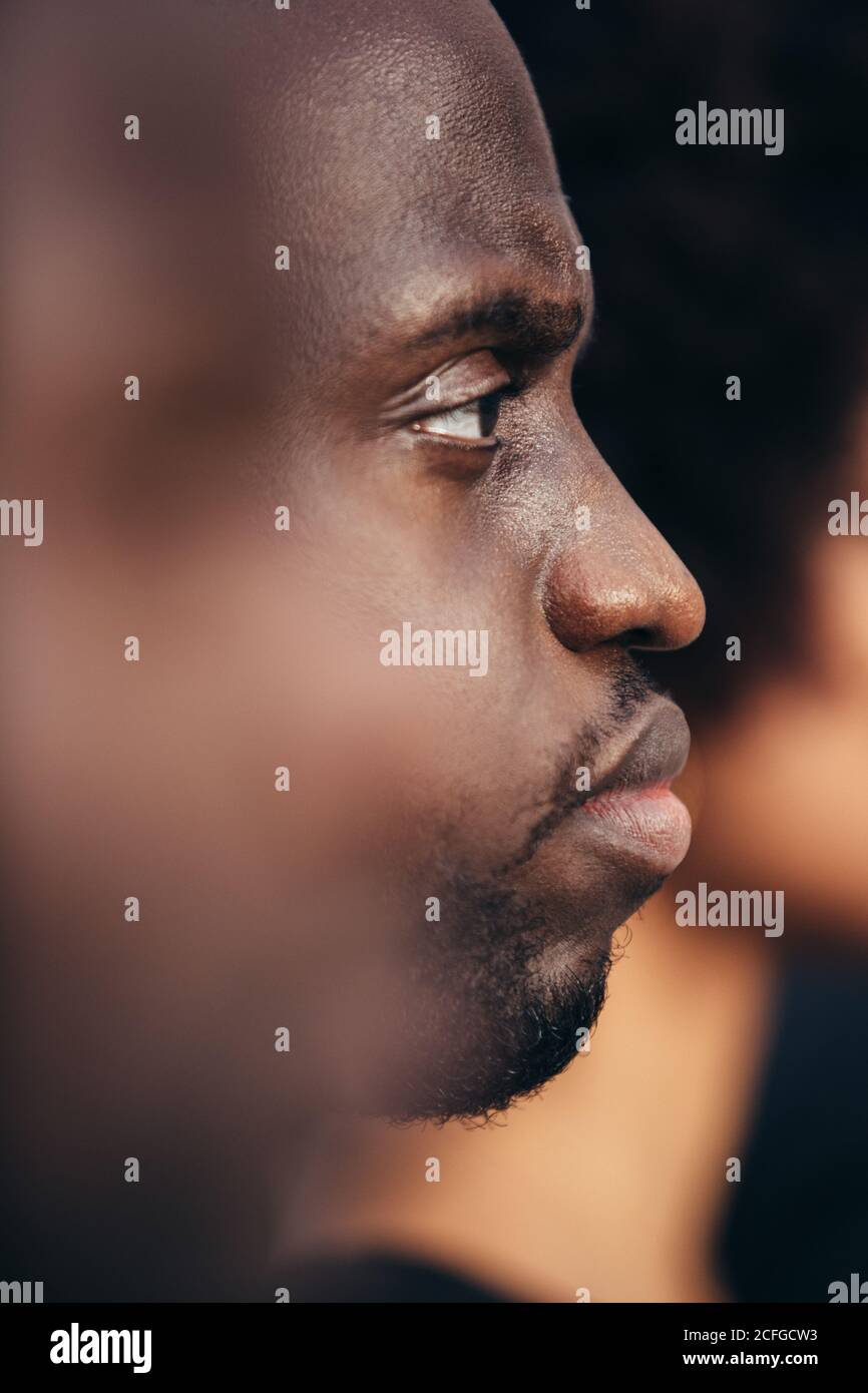 Schwarze Menschen auf der Straße mit ernstem Ausdruck. Stockfoto