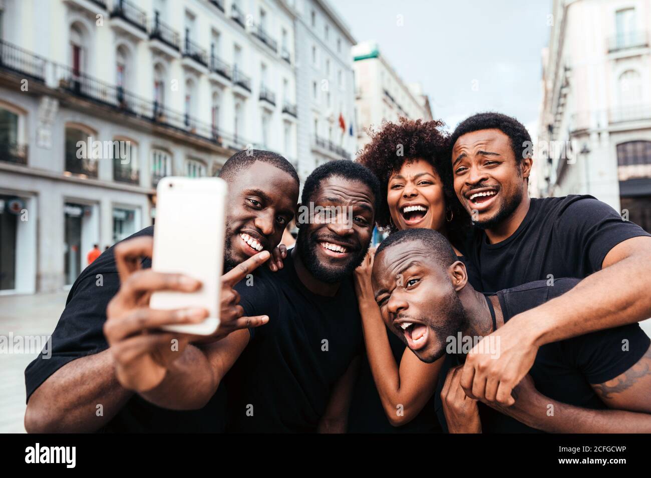 Gruppe von schwarzen Rennfreunden, die ein Selfie machen Stockfoto