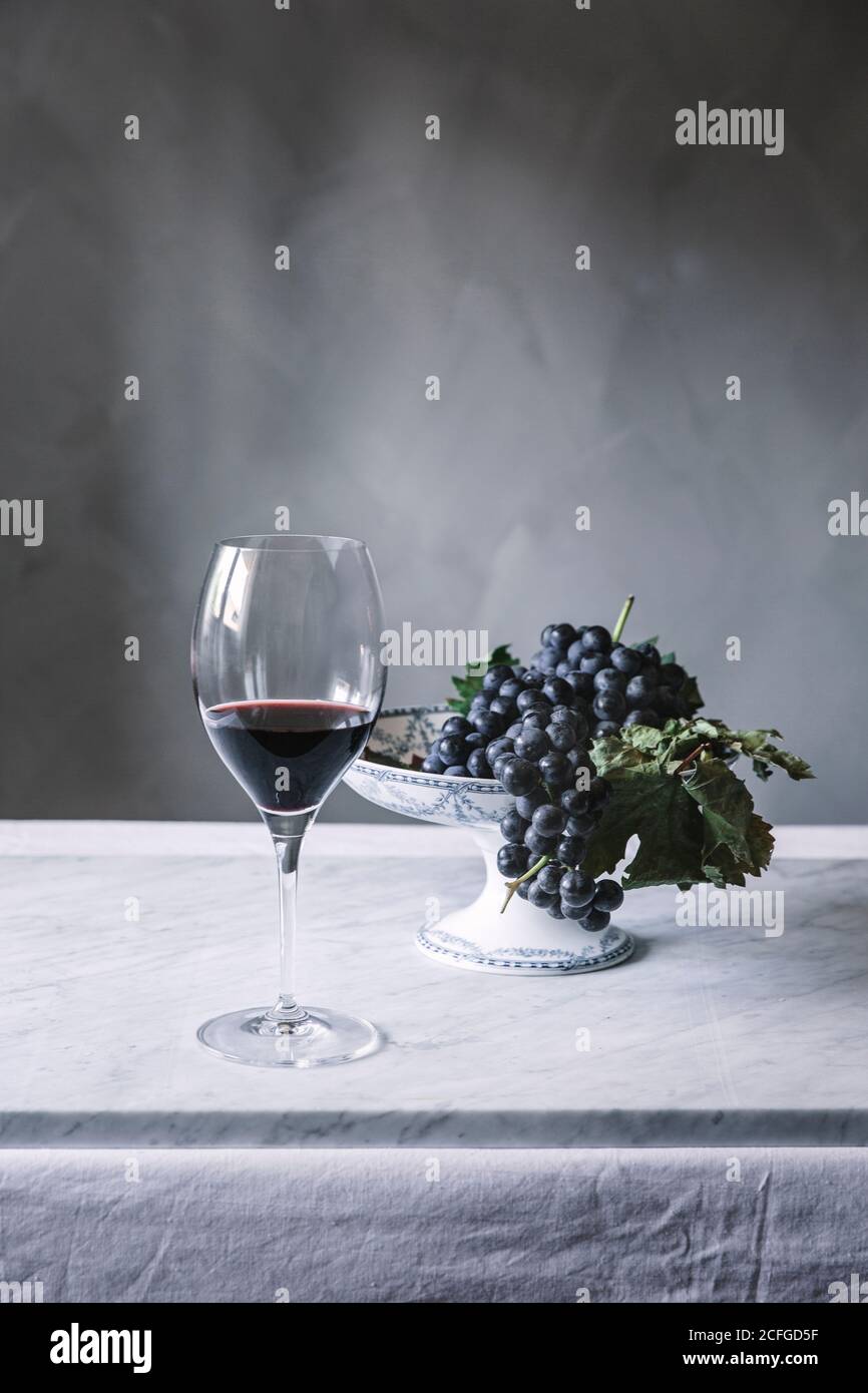 Trauben auf dem Teller und ein Glas Wein Stockfoto