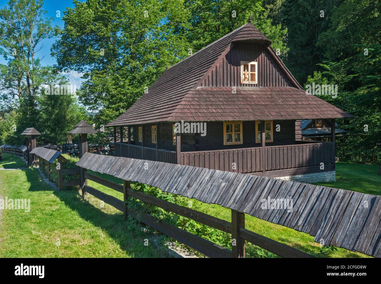 Walachisches Holzhaus im Dorf Velke Karlovice, Region Zlin, Mährische Walachei (Valašsko), Tschechische Republik Stockfoto