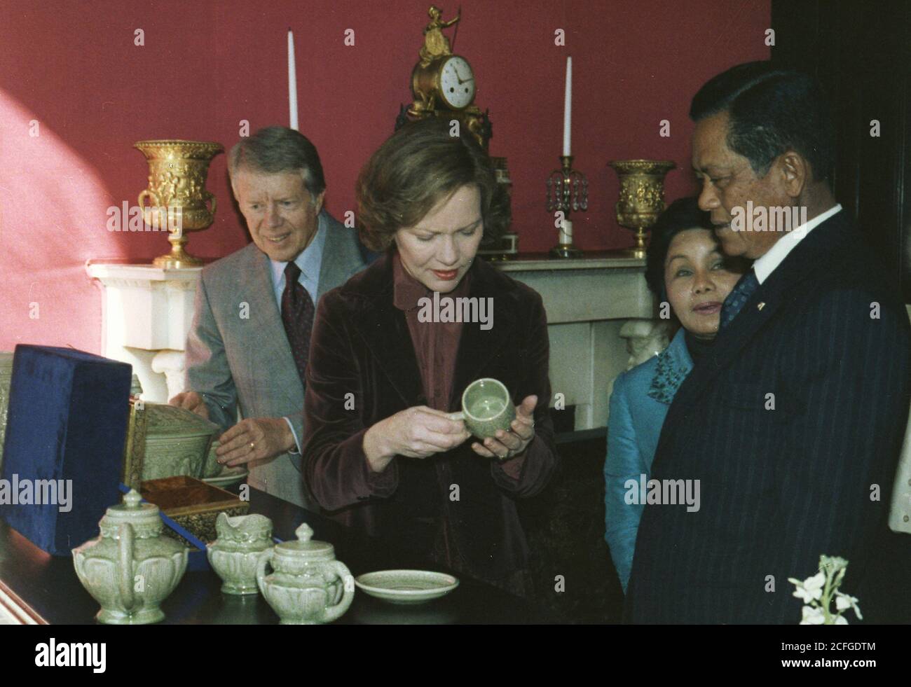 'Jimmy Carter und Rosalynn bewundern Geschenke von Kriangsak Chomanan, Premierminister von Thailand. Ca. 02/06/1979' Stockfoto