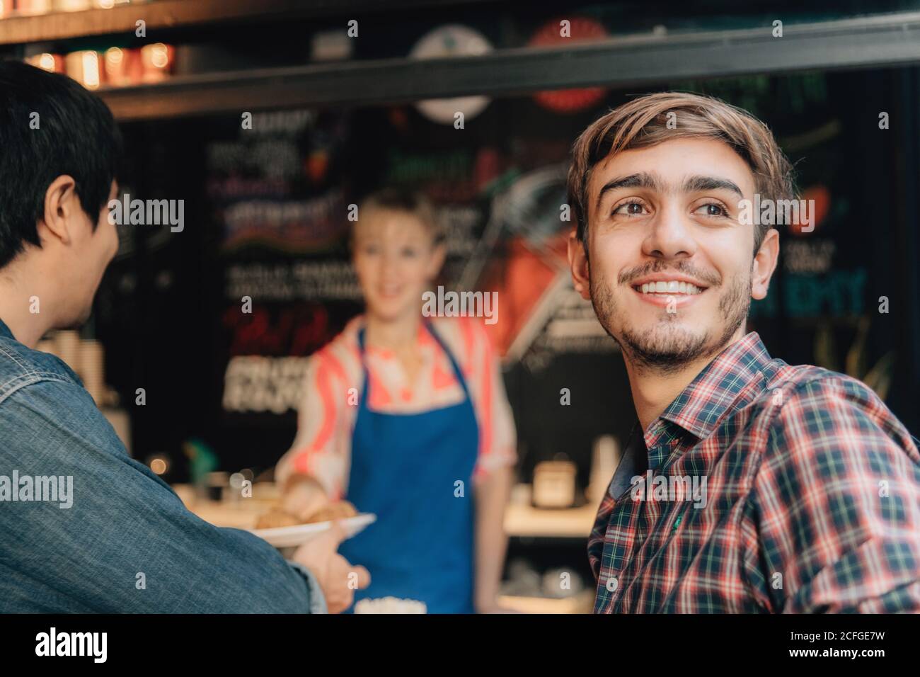 Barkeeper überreicht einem Gast Essen Stockfoto