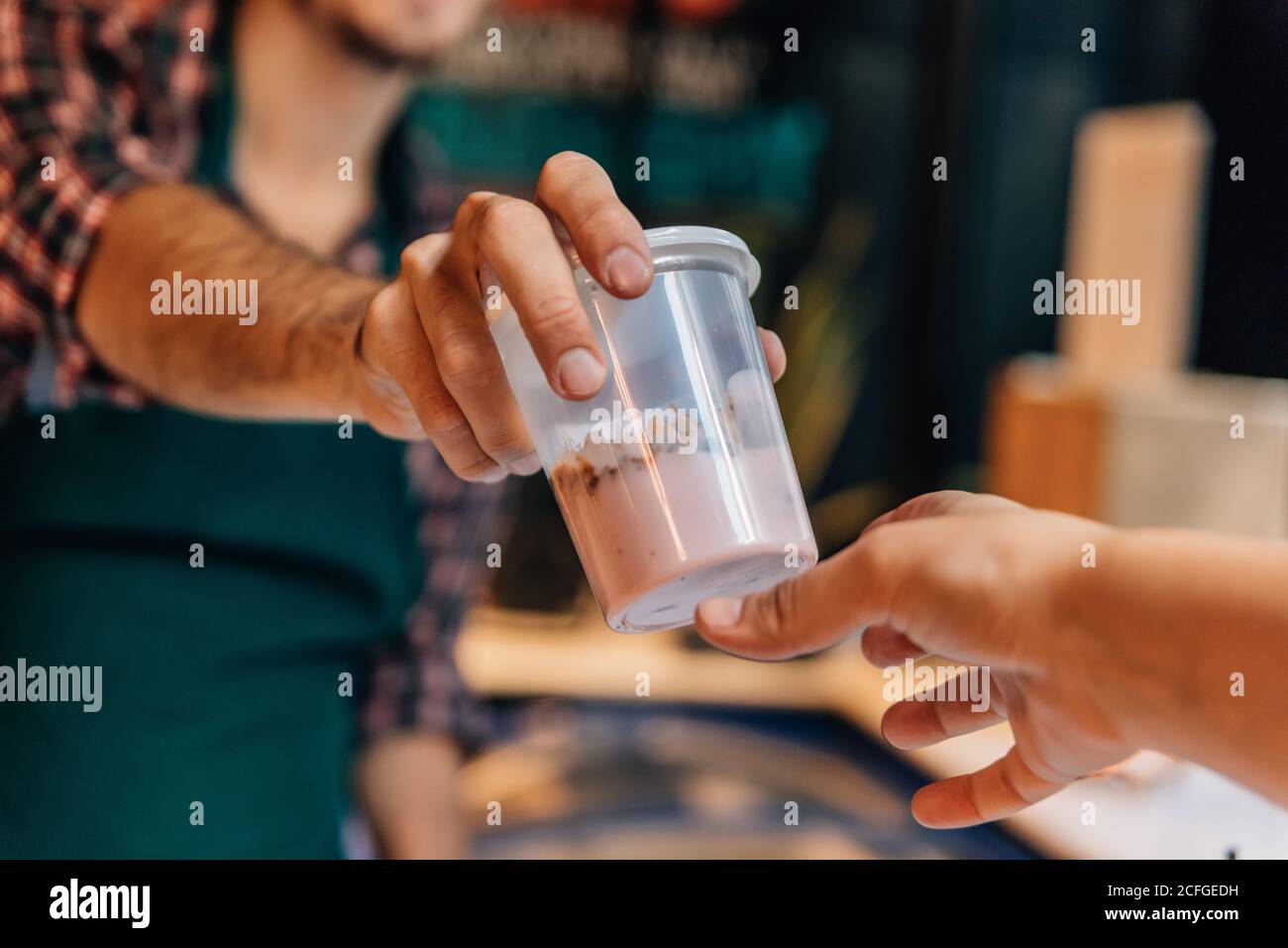 Barkeeper überreicht einem Gast Getränke Stockfoto