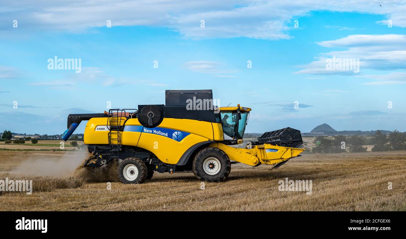 East Lothian, Schottland, Großbritannien, 5. September 2020. UK Wetter: Letzte Getreideernte. Die letzten Getreidefelder werden in diesem Teil der Grafschaft geerntet. Ein Blick auf Berwick Law in der Ferne mit einem New Holland Mähdrescher Stockfoto