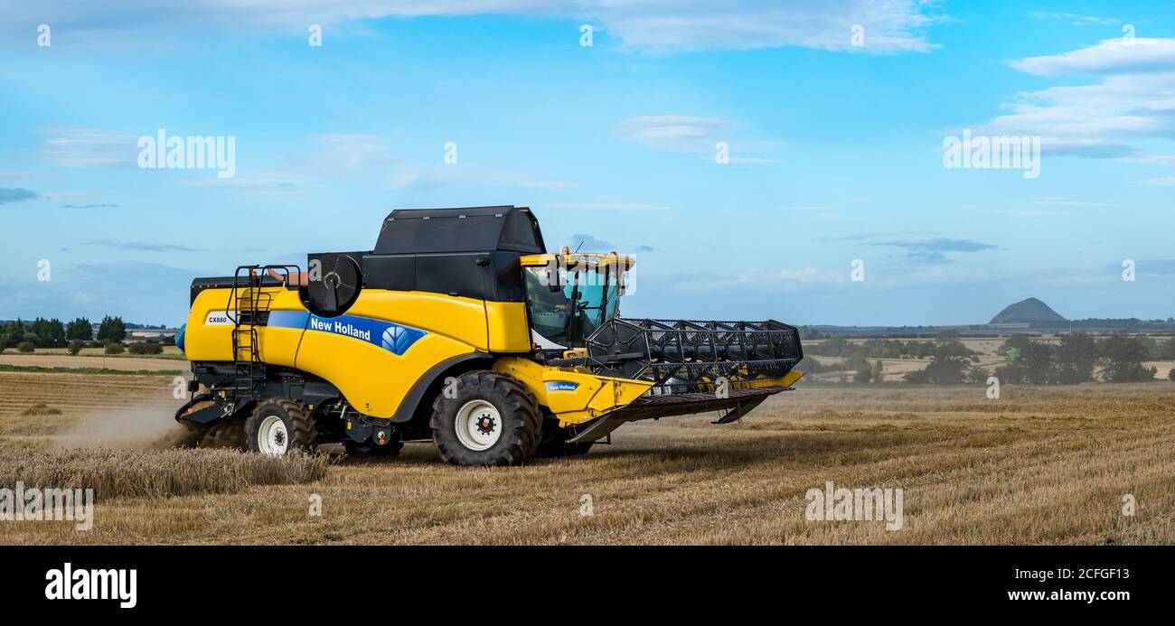 East Lothian, Schottland, Großbritannien, 5. September 2020. UK Wetter: Letzte Getreideernte. Die letzten Getreidefelder werden in diesem Teil der Grafschaft geerntet. Ein Blick auf Berwick Law in der Ferne mit einem New Holland Mähdrescher Stockfoto