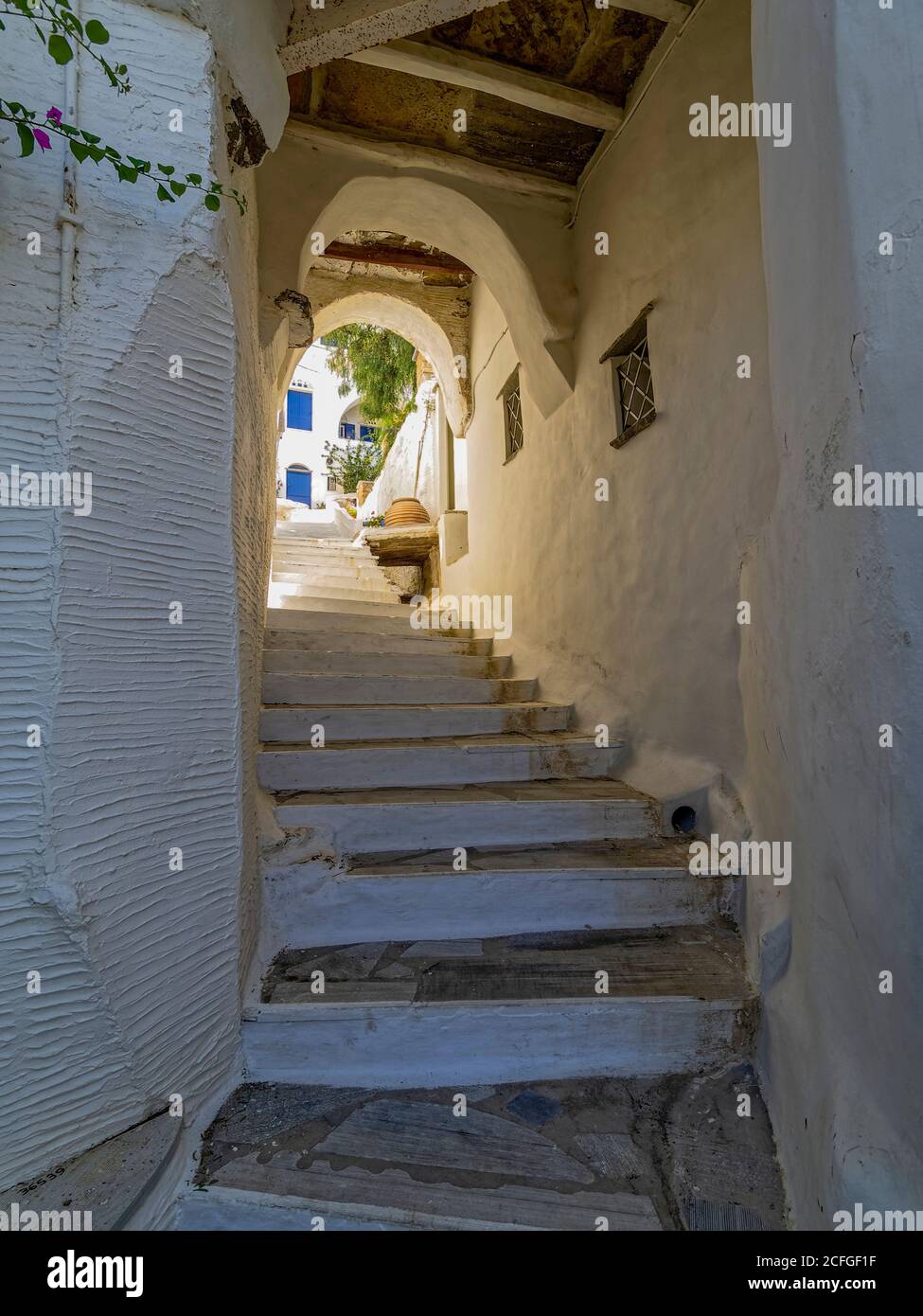 Treppe zu Blue White. Ysternia, Insel Tinos, Griechenland. Ano Ysternia ist ein weniger bekanntes Dorf, da es weit von der Küste entfernt ist - "Ano" bedeutet Obere, A Stockfoto