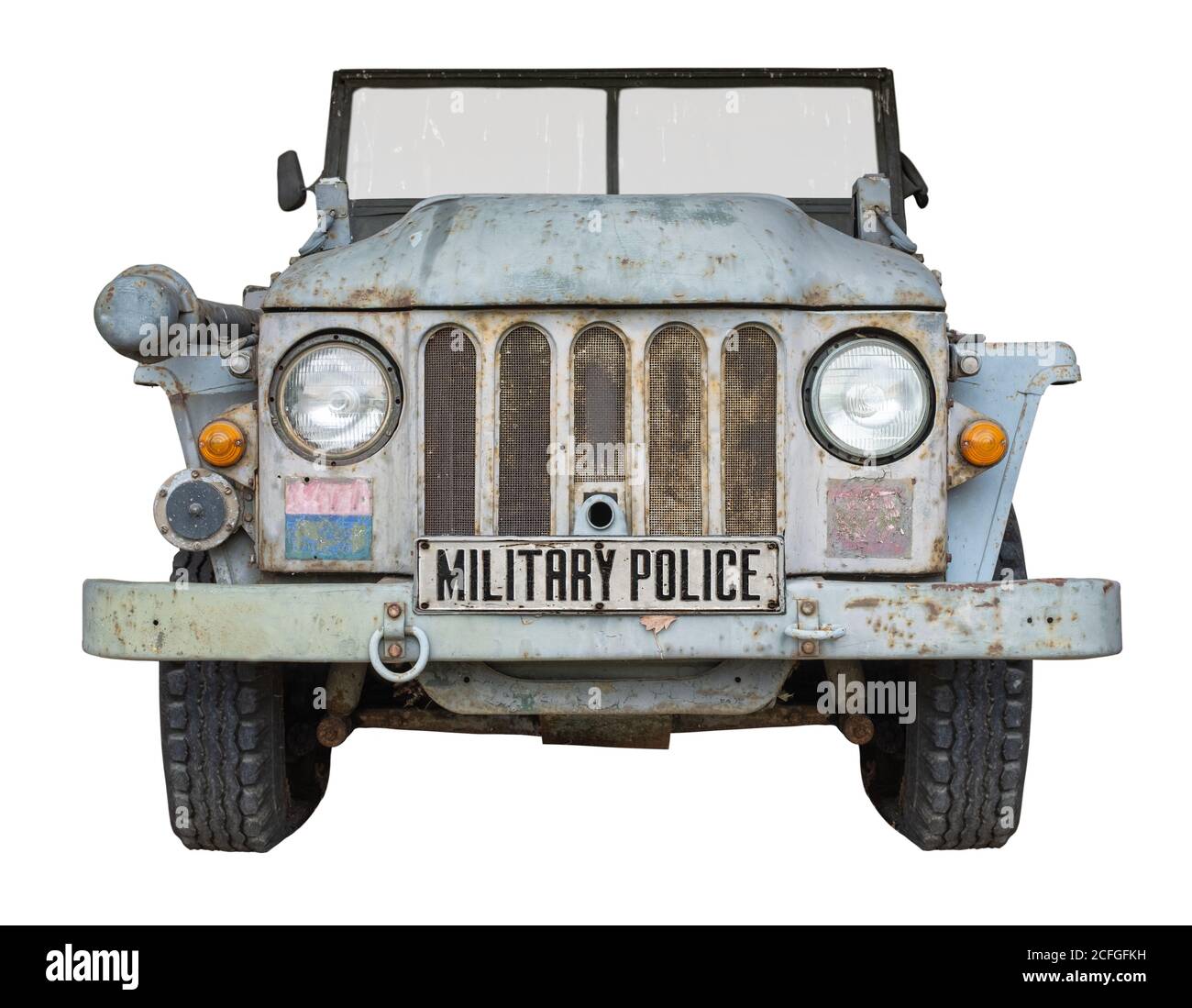 Ein isoliertes Fahrzeug der Militärpolizei aus dem Zweiten Weltkrieg Ein weißer Hintergrund Stockfoto