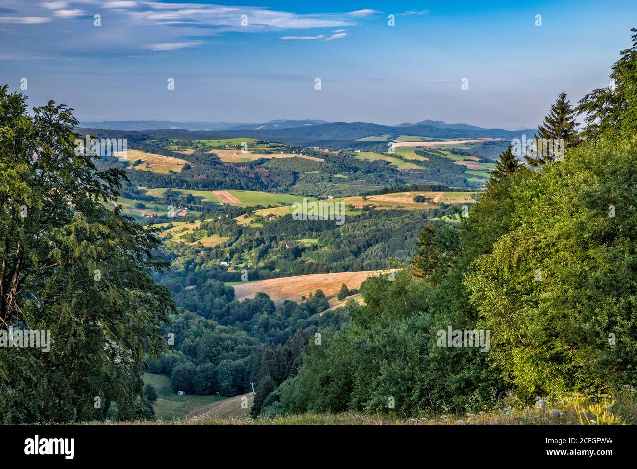Sanfte Hügel bei den Weißen Karpaten, Blick von der Straße in der Nähe von Dorf Vyskovec, Zlin Region, Slovacko (Mährische Slowakei), Tschechische Republik Stockfoto