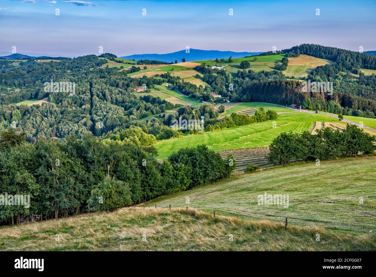 Sanfte Hügel bei den Weißen Karpaten, Blick von der Straße in der Nähe von Dorf Vyskovec, Zlin Region, Slovacko (Mährische Slowakei), Tschechische Republik Stockfoto