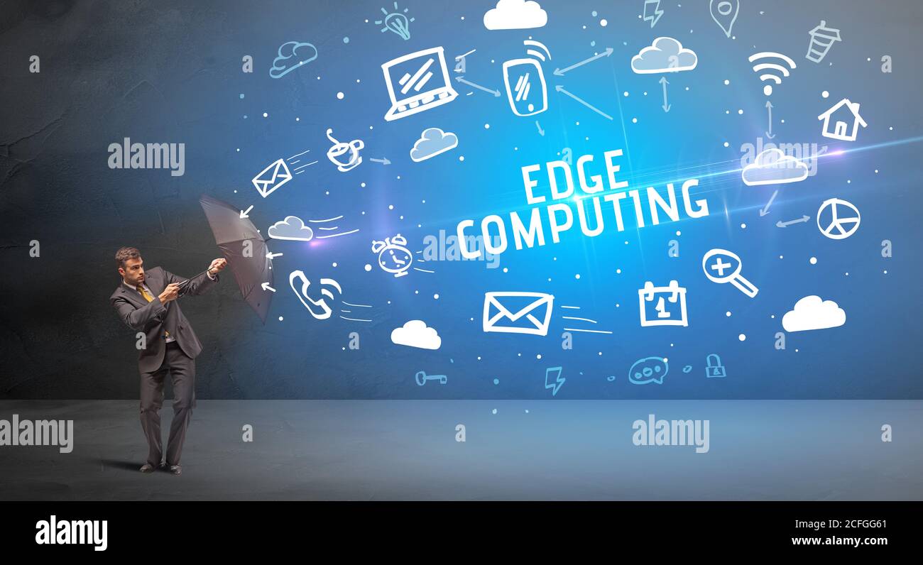 Geschäftsmann Verteidigung mit Regenschirm von EDGE COMPUTING Inschrift, moderne Technologie-Konzept Stockfoto