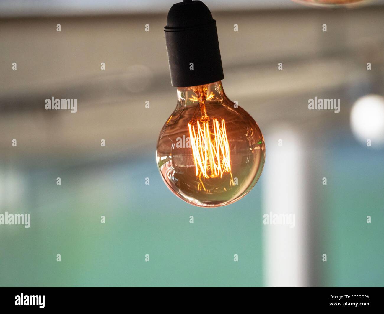 Die Retro Edison Deko Lampe mit LED Filament diffundiert ein Weiches Licht in den Raum Stockfoto