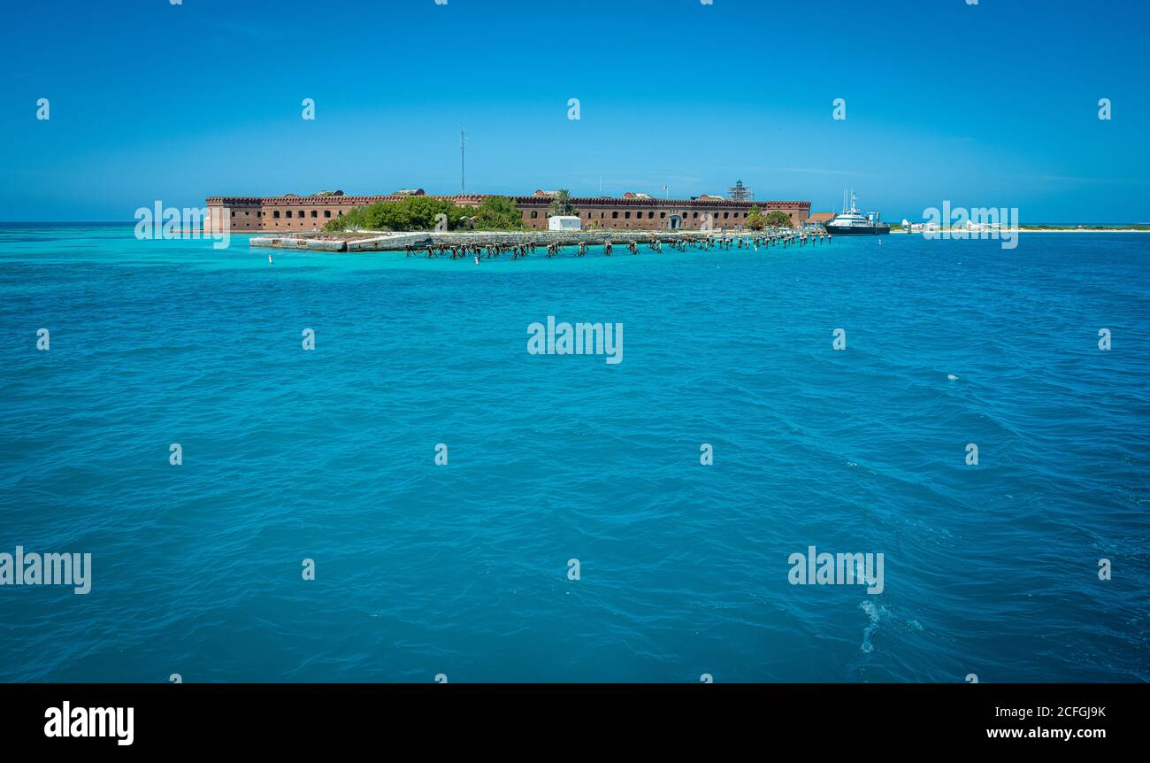 Dry Tortugas National Park mit Blue Water Vordergrund auf Ruhe Tag Stockfoto