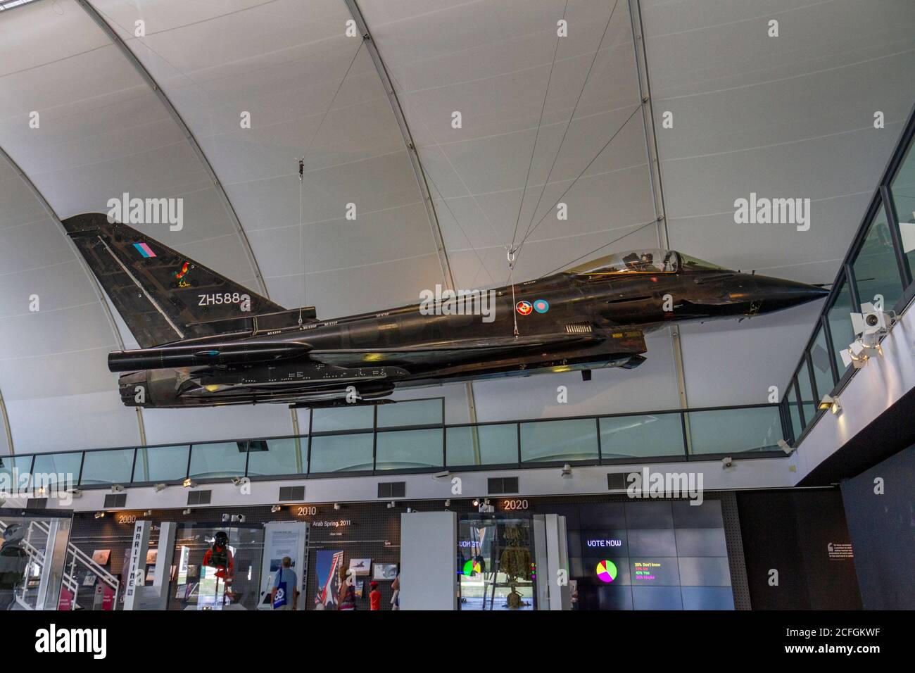 Ein Eurofighter Typhoon, der in einer Ausstellungshalle im RAF Museum, London, UK, hängt. Stockfoto