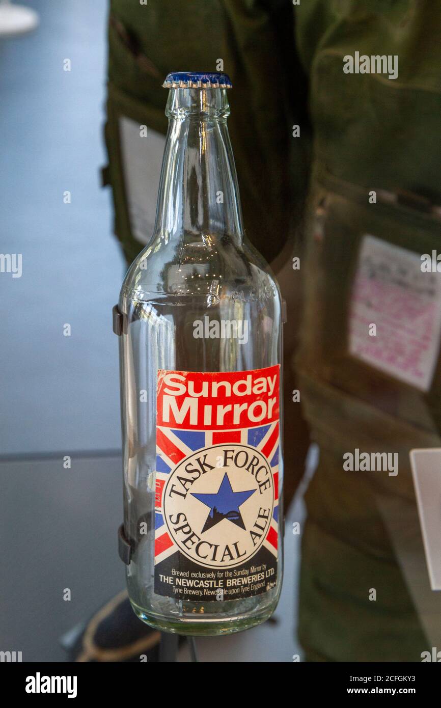 Eine leere Flasche Task Force Special Ale, produziert von der Zeitung Sunday Mirror während des Golfkrieges, wird im RAF Museum, London, UK ausgestellt. Stockfoto