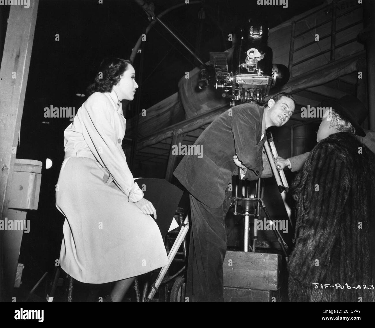 DOLORES DEL RIO NORMAN FOSTER und ORSON WELLES am Set Offen während der Dreharbeiten von JOURNEY INTO FEAR 1943 Regisseur NORMAN FOSTER und ORSON WELLES Roman Eric Ambler Drehbuch Orson Welles Und Joseph Cotten Produzent Orson Welles RKO Radio Pictures Stockfoto