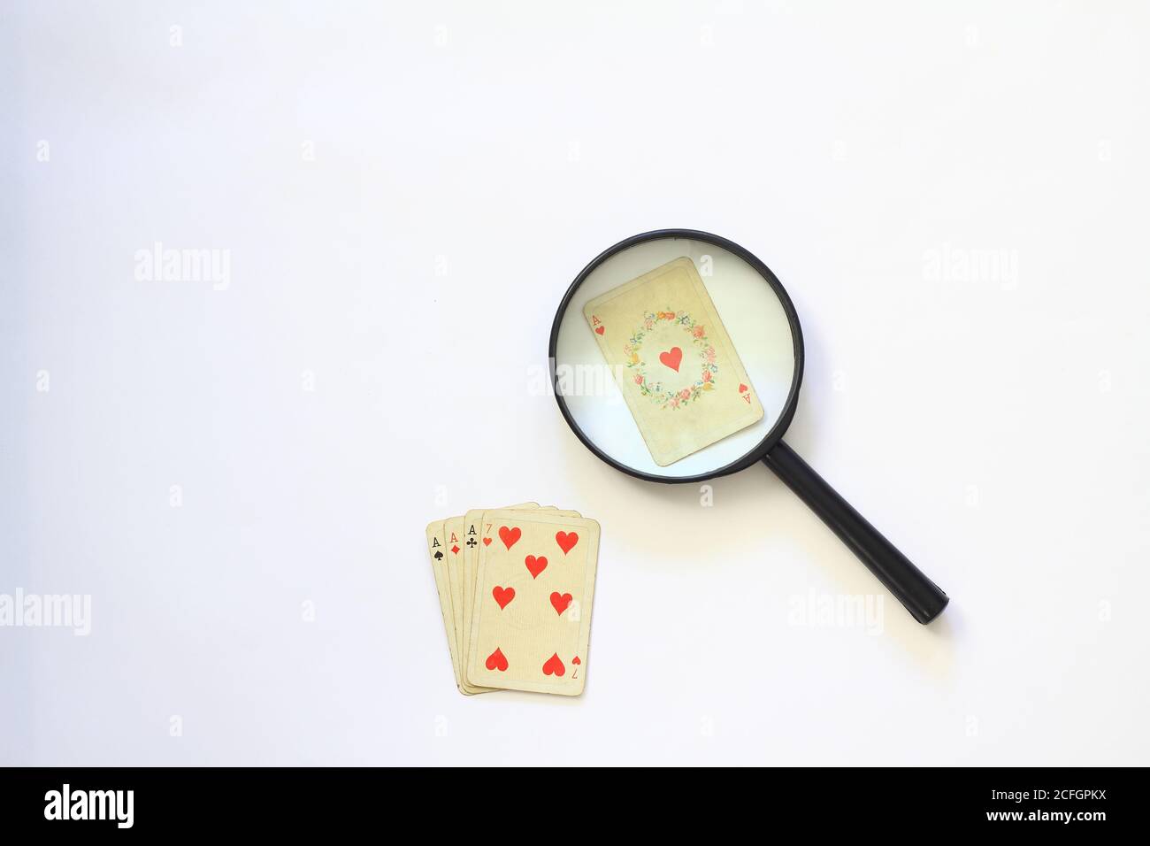 Spielkarten isoliert auf weißem Hintergrund. Vergrößerungs-und Deck von Poker-Karten auf dem Tisch als Symbol für Glücksspiel. Stockfoto