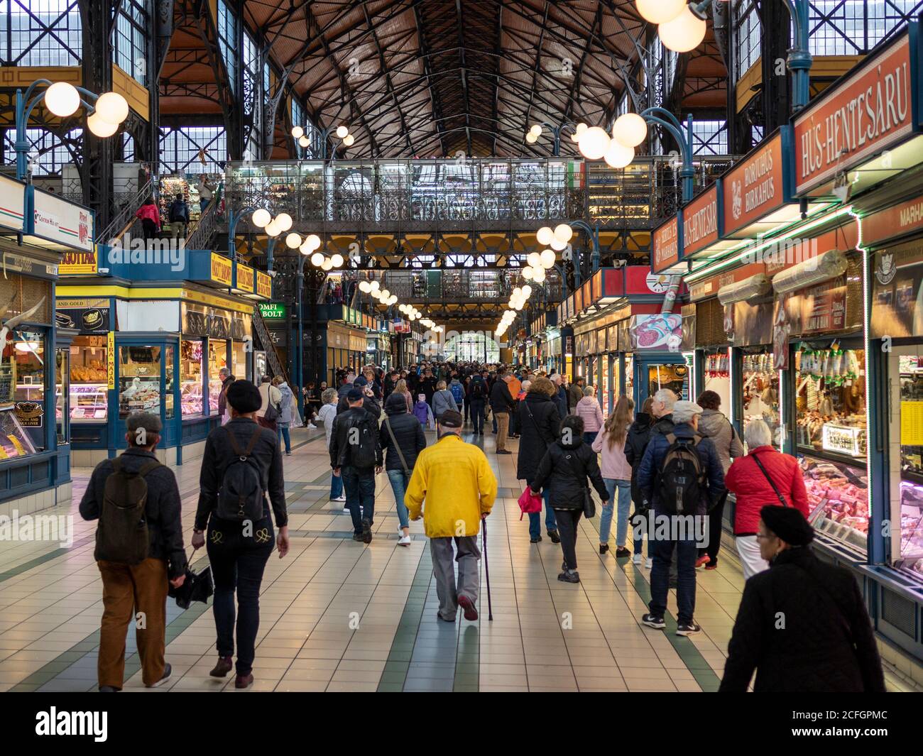 Viele Menschen, Touristen und Einheimische drängen sich durch die Marktstände der Großen Markthalle in Budapest. Stockfoto